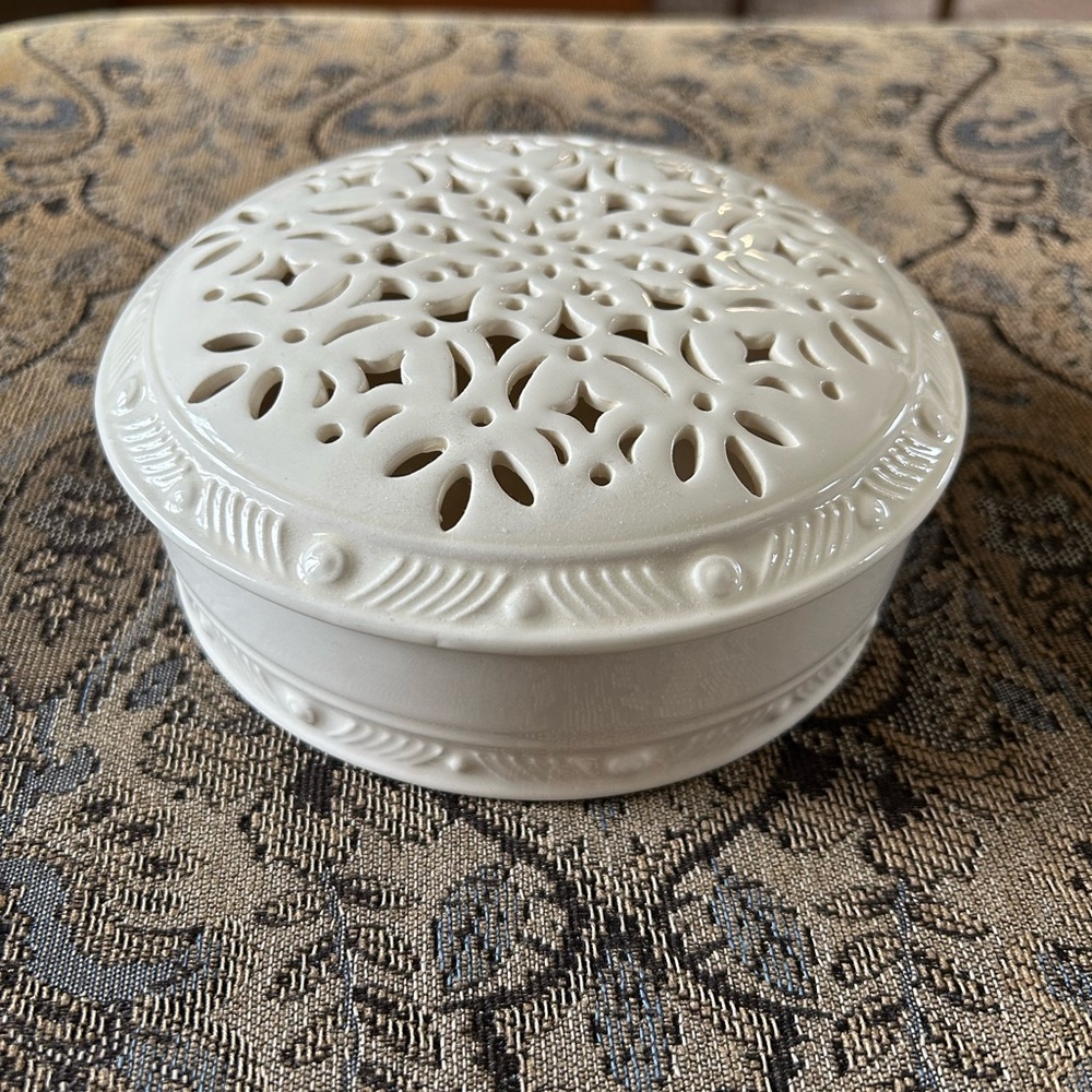 Royal Creamware Trinket Bowl with Lid